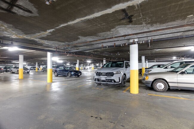 Building Photo - 1 Bedroom / 1 Bathroom Condo In Koreatown