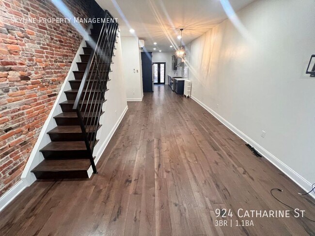 Building Photo - 924 Catharine St