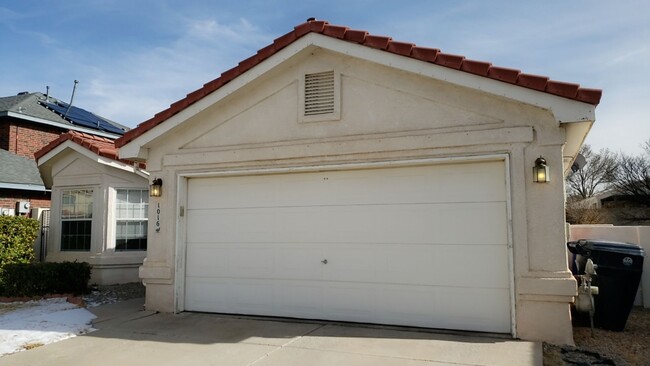 Building Photo - Lovely 3 bedroom near Kirtland AFB ready now!