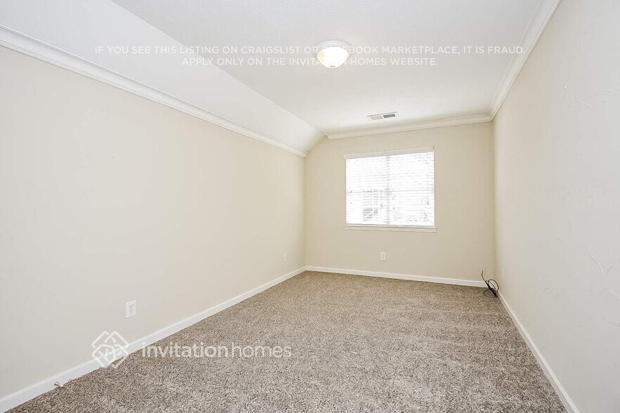 Building Photo - 2640 Woodside Dr