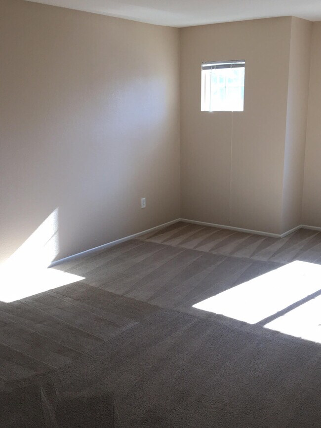 Building Photo - LARGE HOME WITH POOL! LOCATED CLOSE TO HWY...