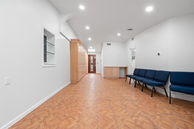 Building Photo - 600 Oceanpoint Ave