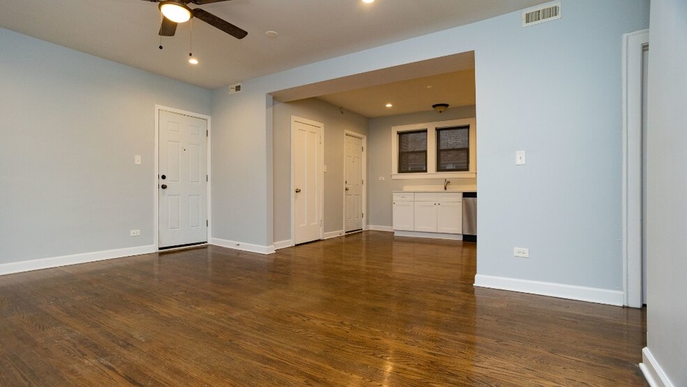 Building Photo - 3318 N Leclaire Ave