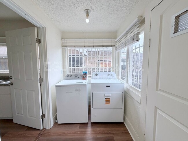 Building Photo - 860 W 56th St