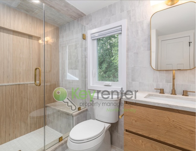 Building Photo - Spacious Clifton Cape with Finished Baseme...