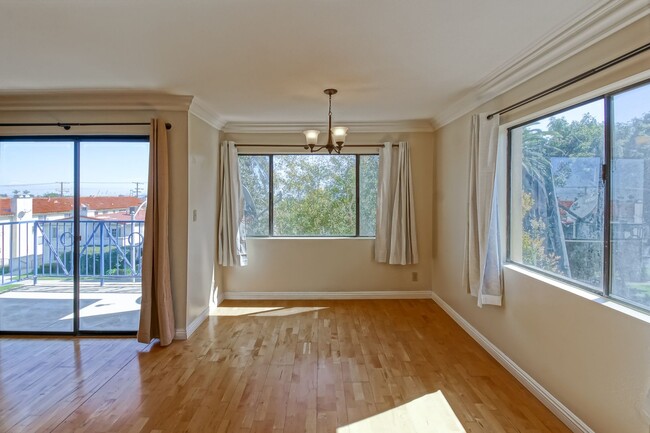 Building Photo - Bright & Airy, 2nd Floor, Corner Unit Cond...