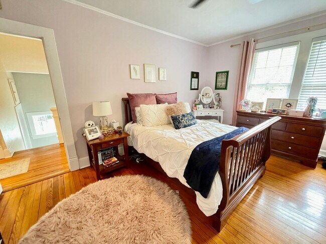 Building Photo - Charming Larchmont 4 Bedroom - 2 Sun Rooms...