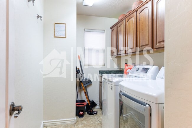 Building Photo - Beautiful Large Home NOT FURNISHED with Pool in Villago Community