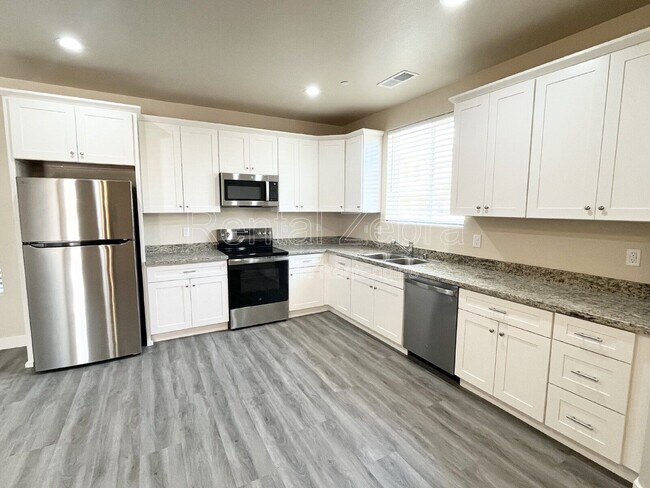 Building Photo - 1353 Carlsbad Dr