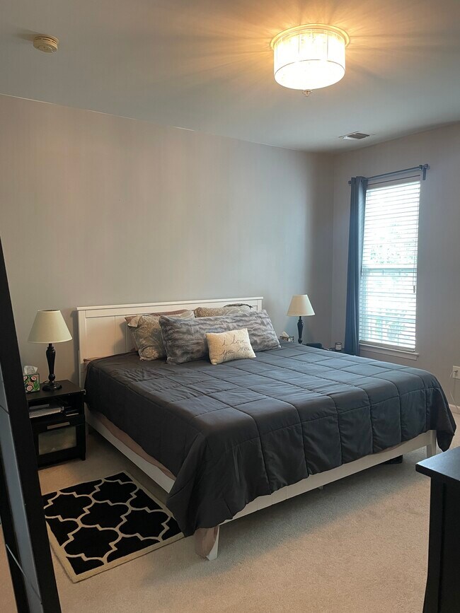 Building Photo - 265 Custer Ave