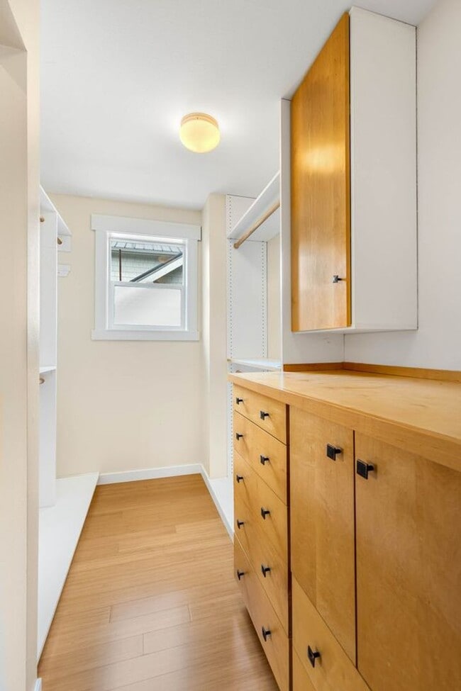 Building Photo - Charming Ravenna home with 5 bedrooms, 4 b...