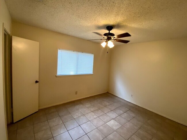 Building Photo - 6814 Flaming Ridge Dr