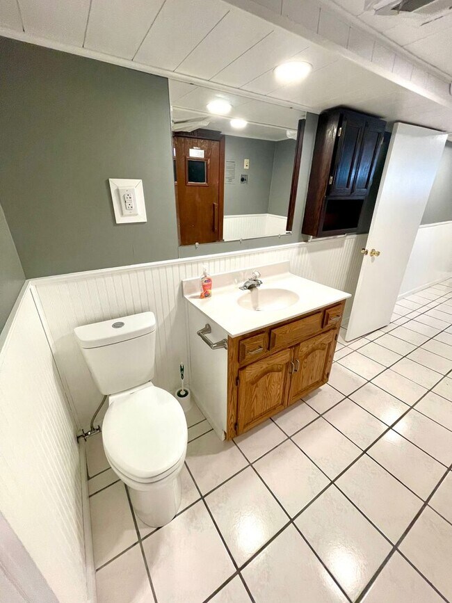 Building Photo - Very Unique 5 Bedroom Home on Large Lot