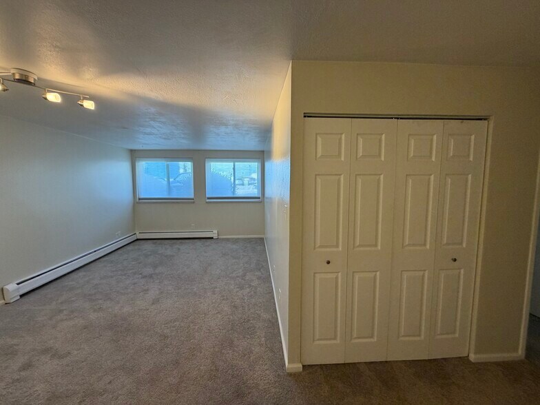 Building Photo - 1150 Golden Cir