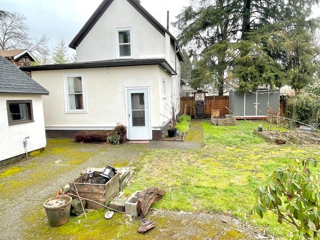 Building Photo - North Tabor Charmer with Sprawling Backyar...