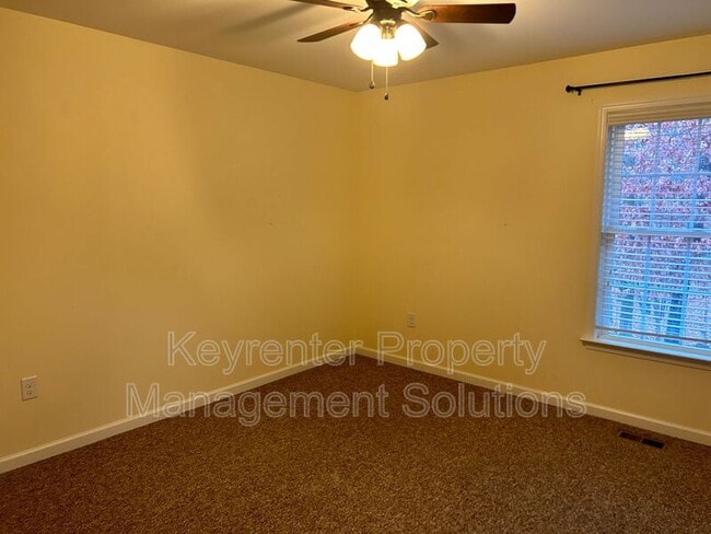 Building Photo - 107 Oakstone Run