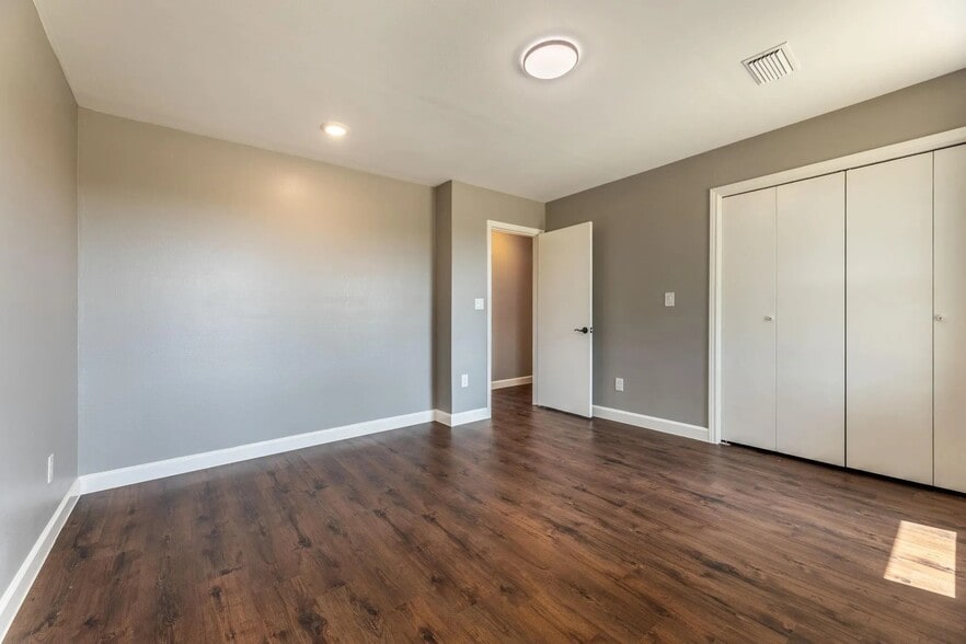 Building Photo - 6200 N Interstate 45 Service Rd