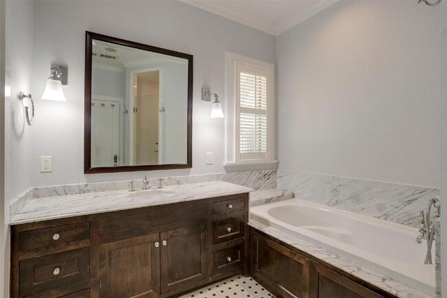 Building Photo - Charming home in Coveted Berkeley Place!
