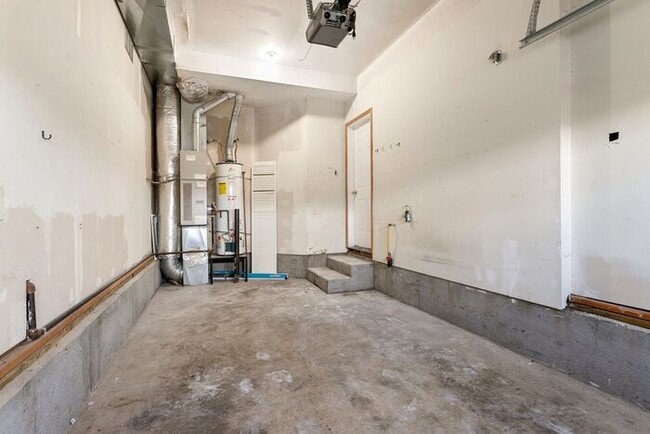 Building Photo - Large 3 bedroom 2.5 Bath Home! Tour Today!