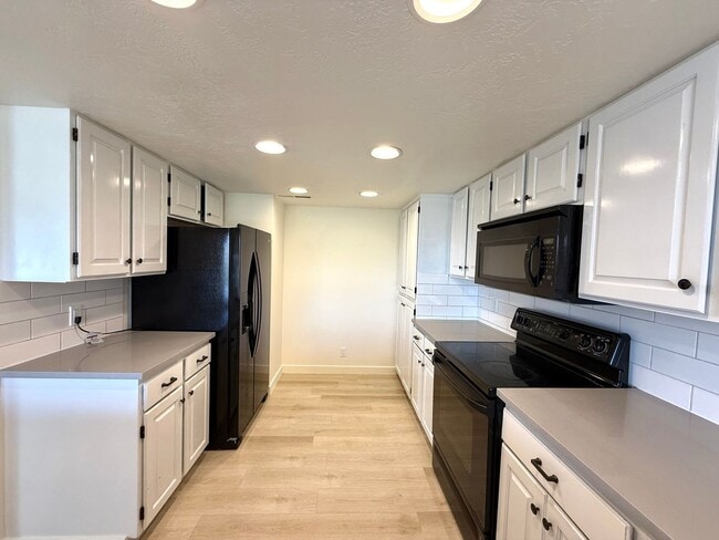 Building Photo - Upgraded townhome by Southgate Golf Course - Small dogs allowed