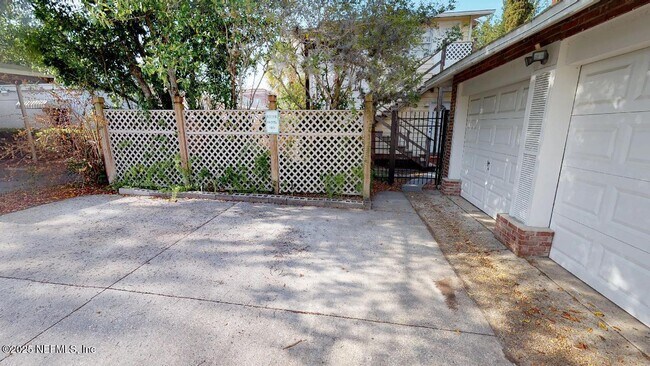 Building Photo - 2044 Forbes St