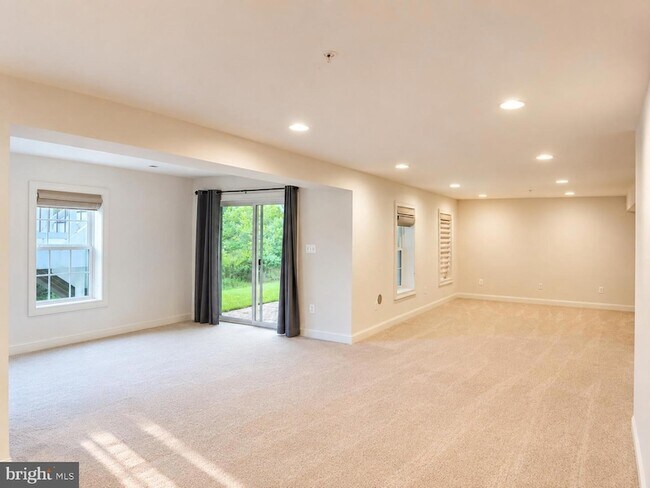 Building Photo - 3348 Burton Dr
