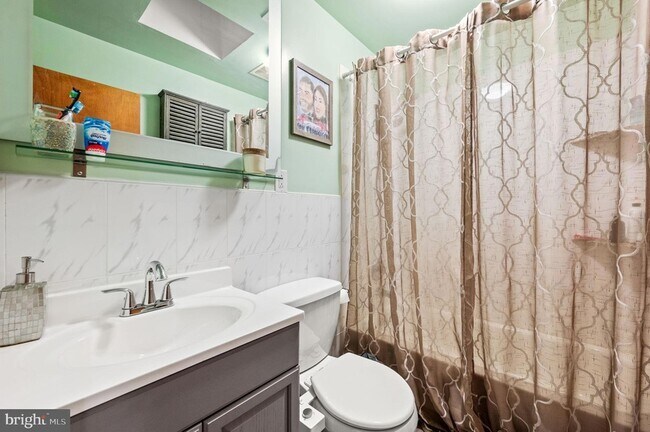 Building Photo - 1520 Dorrance St