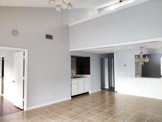 Building Photo - 1506 Lakeview Dr E