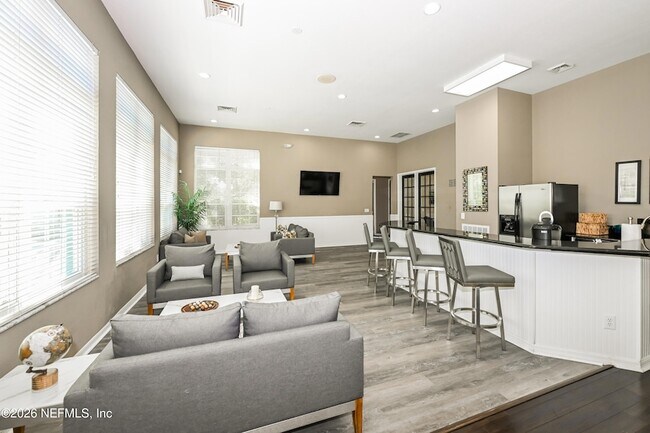 Building Photo - 13700 Richmond Park Dr N