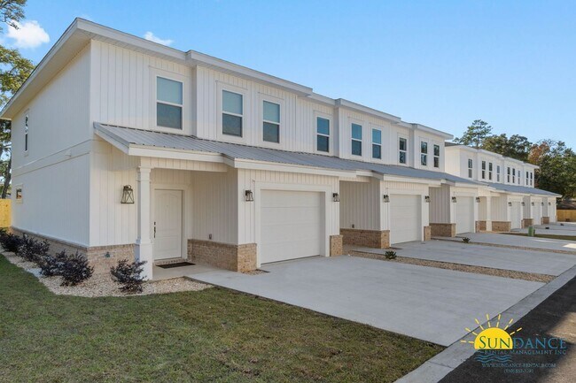 Primary Photo - Stunning 3 Bedroom Townhome in a Gated Com...