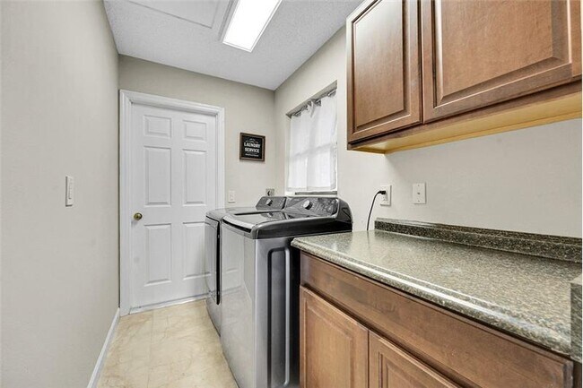 Building Photo - 614 Azure Ave