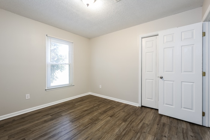 Building Photo - 302 Laurel Tree Ln