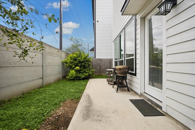 Building Photo - 2804 Grand Fountains Dr