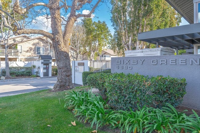 Building Photo - SPACIOUS 2 Bed Townhouse in Garden Grove