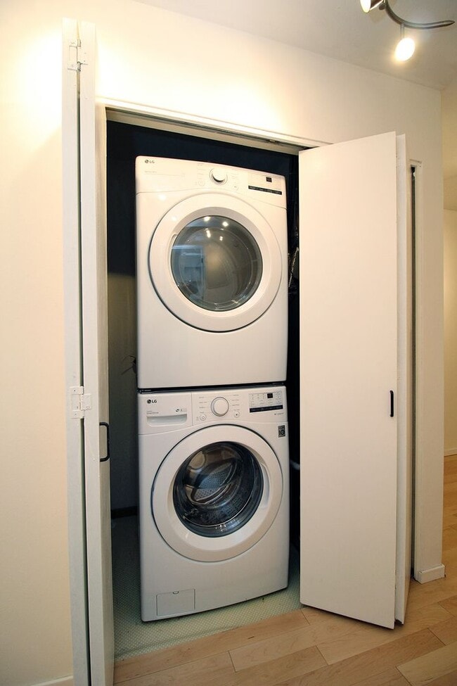 Building Photo - 1710 S Harbor Way