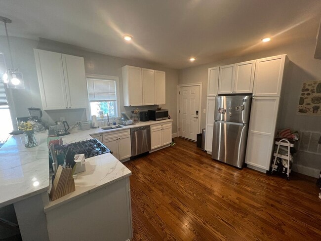 Building Photo - Very nice 3 bed 2 bath in Somerville... Don't miss out!