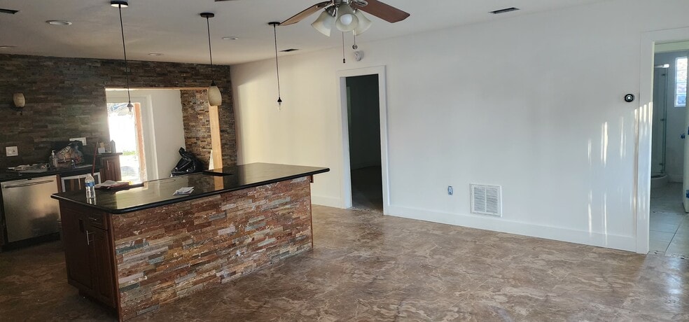 Building Photo - 471 NE 162nd St