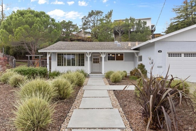 Building Photo - 700 Tamarack Dr