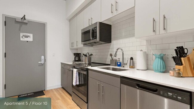 Building Photo - 853 W Blackhawk St