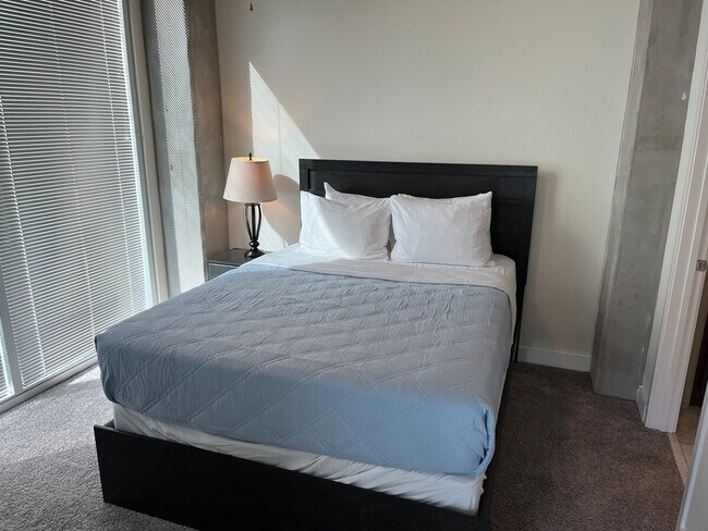 Building Photo - 415 S Mint St