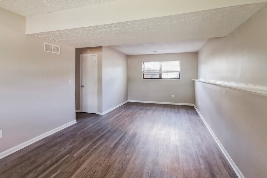 Building Photo - 3255 Bluhm Ct