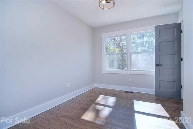 Building Photo - Remodeled 3 bed, 2 bath home in Plaza-Shamrock!