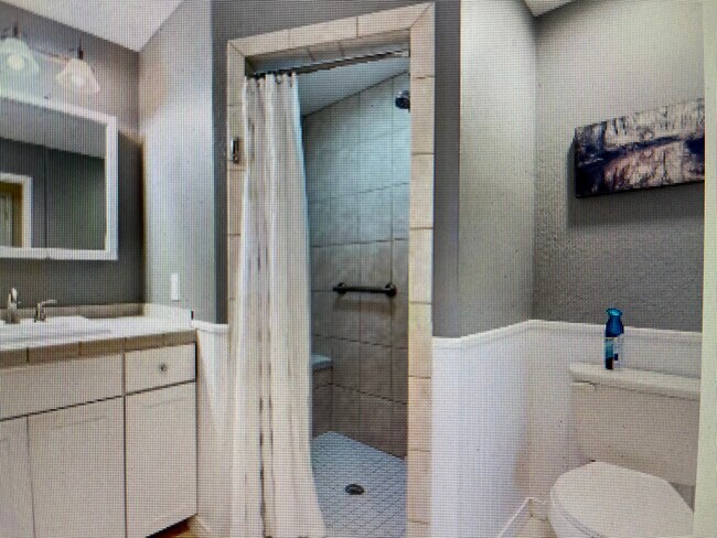 Building Photo - 6410 Lincoln Rd