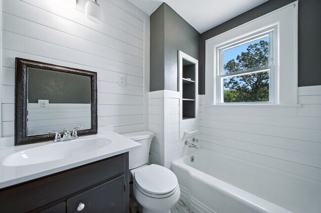 Building Photo - Charming 1950s 3 bed /2 bath Bungalow on S...