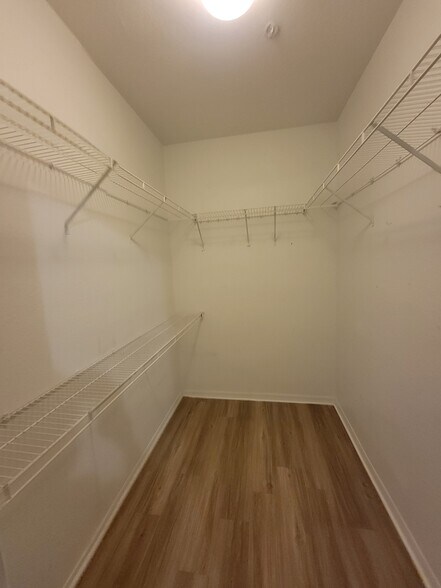 Building Photo - 7800 Point Meadows Dr