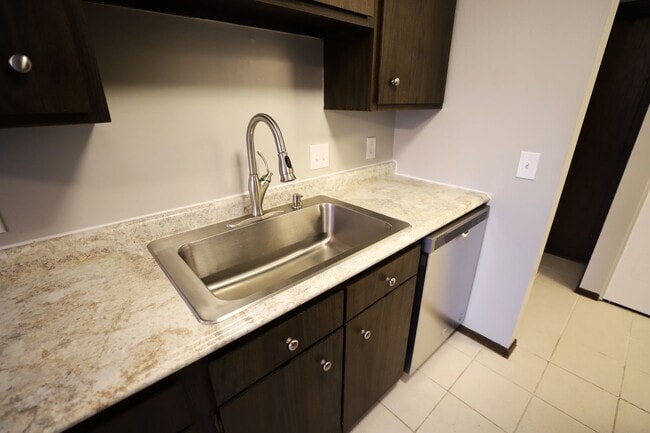 Building Photo - Cedarwood Condos - Cable, Internet & Under...