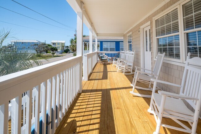 Building Photo - PERFECT OFF-SEASON BEACH GETAWAY