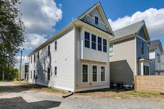 Building Photo - 961 Pink St