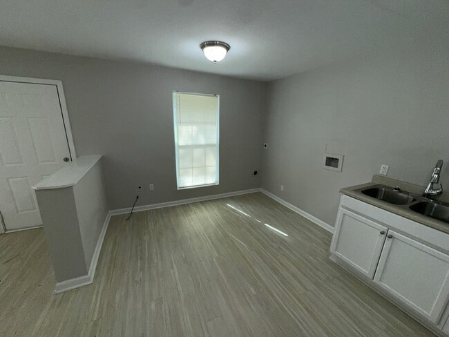 Building Photo - 4923-4923 Woodmont Dr