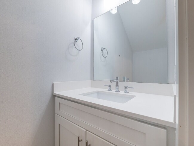 Building Photo - "Charming 4-Bed Houston Haven with Elegance on East 32nd Street!"